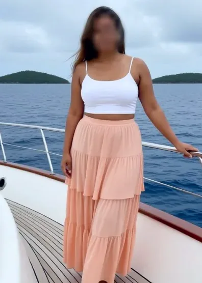 Amira, 32