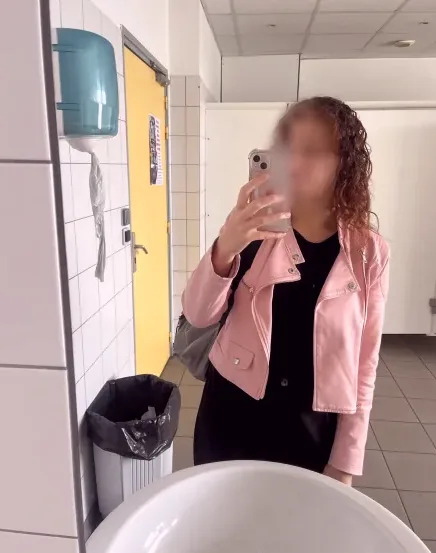 Amira, 20