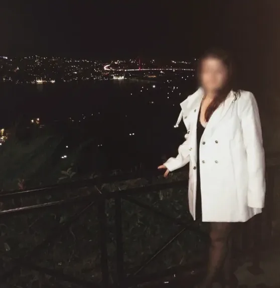 Amira, 32