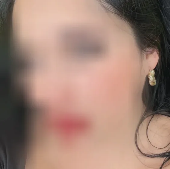 Julia, 37